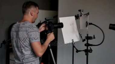 bir fotoğraf studio çalışma sürecinde genç bir fotoğrafçı. istenmeyen fotoğraf