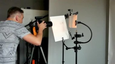 bir fotoğraf studio çalışma sürecinde genç bir fotoğrafçı. istenmeyen fotoğraf