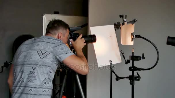 Bir Fotoğraf Studio Çalışma Sürecinde Genç Bir Fotoğrafçı Istenmeyen Fotoğraf — Stok video