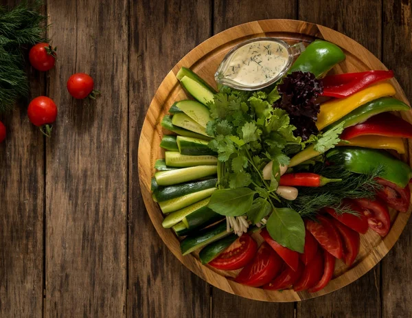 Schüssel auf einer hölzernen Oberfläche — Stockfoto