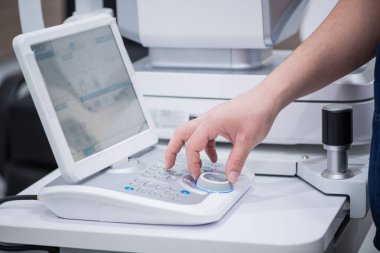 Göz kliniğinde ekipman