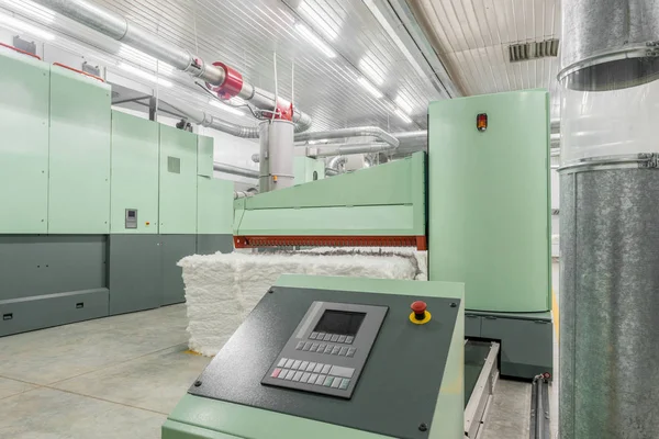 Kardiermaschine in Textilfabrik — Stockfoto