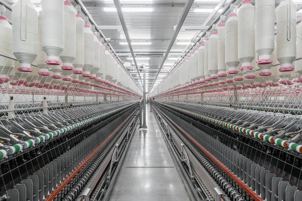 Carretes de hilo en una fábrica textil —  Fotos de Stock