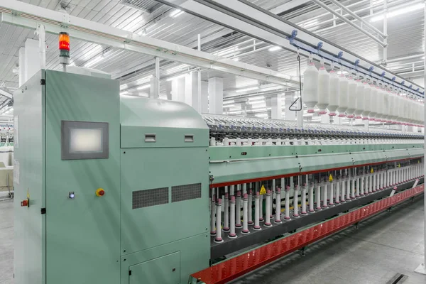 Bobines de fil dans une usine textile — Photo