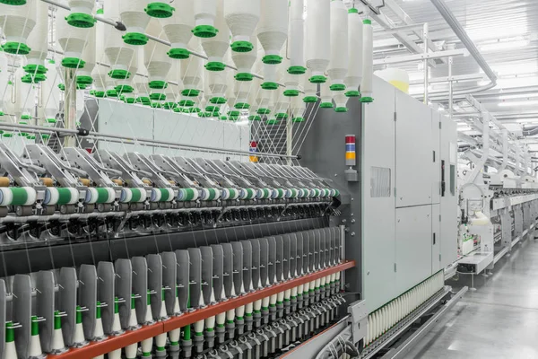 Bobine di filo in una fabbrica tessile — Foto Stock