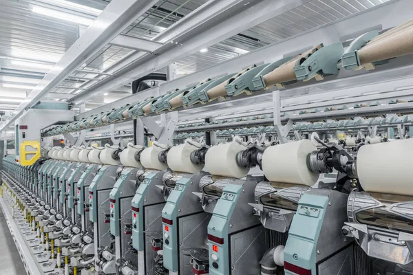 Bobine di filo in una fabbrica tessile — Foto Stock