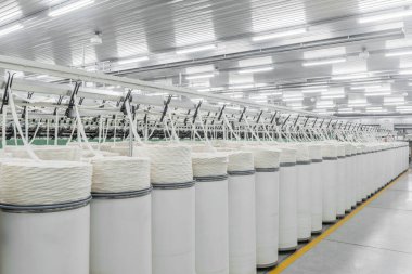 Konu bir tekstil fabrikasında üretim