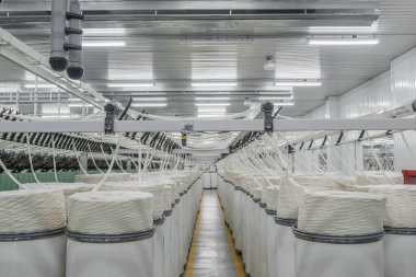 Konu bir tekstil fabrikasında üretim