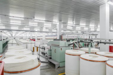 Konu bir tekstil fabrikasında üretim