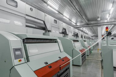 Konu bir tekstil fabrikasında üretim