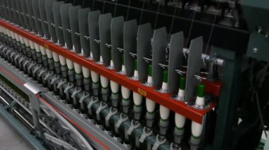 Makine ve donanımları için iş parçacığı, üretim atölyesinde yakın çekim. Endüstriyel Tekstil fabrika iç. kamera sabit