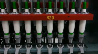 Makine ve donanımları için iş parçacığı, üretim atölyesinde yakın çekim. Endüstriyel Tekstil fabrika iç. kamera sabit