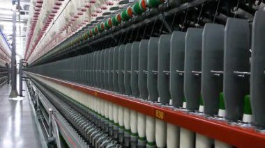 Makine ve donanımları için iş parçacığı, üretim atölyesinde yakın çekim. Endüstriyel Tekstil fabrika iç. kamera sabit