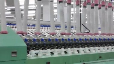 Makine ve donanımları için iş parçacığı, üretim atölyesinde yakın çekim. Endüstriyel Tekstil fabrika iç. kamera harekete geçti
