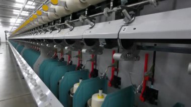 Makine ve donanımları için iş parçacığı, üretim atölyesinde yakın çekim. Endüstriyel Tekstil fabrika iç. kamera sabit