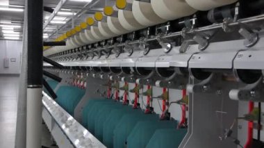 Makine ve donanımları için iş parçacığı, üretim atölyesinde yakın çekim. Endüstriyel Tekstil fabrika iç. kamera sabit