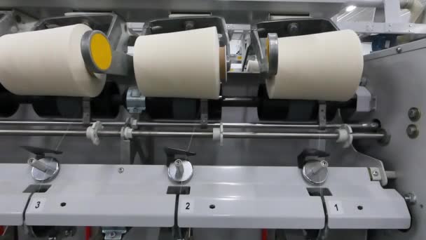 機械および装置のスレッドの生産のためのワーク ショップでクローズ アップ 産業織物工場のインテリア カメラが静止 — ストック動画