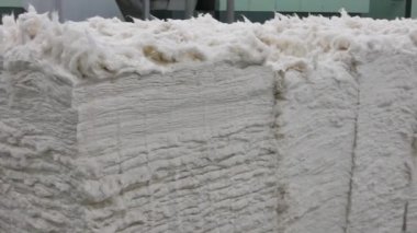 taraklama makine Atölyesi iplik içinde. ekipman ve teknoloji tekstil fabrikası'nda. kamera harekete geçti