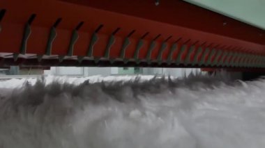 taraklama makine Atölyesi iplik içinde. ekipman ve teknoloji tekstil fabrikası'nda. kamera sabit