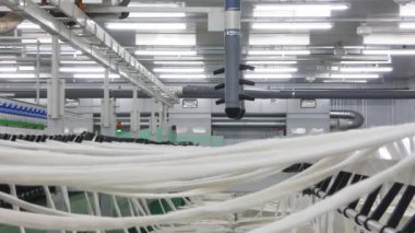 Makine ve donanımları için iş parçacığı, üretim atölyesinde genel bakış. Endüstriyel Tekstil fabrika iç. kamera sabit