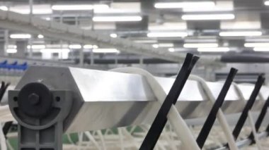 Makine ve donanımları için iş parçacığı, üretim atölyesinde genel bakış. Endüstriyel Tekstil fabrika iç. kamera sabit