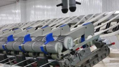 Makine ve donanımları için iş parçacığı, üretim atölyesinde genel bakış. Endüstriyel Tekstil fabrika iç. kamera sabit