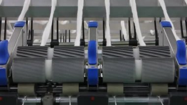 Makine ve donanımları için iş parçacığı, üretim atölyesinde genel bakış. Endüstriyel Tekstil fabrika iç. kamera sabit