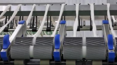 Makine ve donanımları için iş parçacığı, üretim atölyesinde genel bakış. Endüstriyel Tekstil fabrika iç. kamera harekete geçti