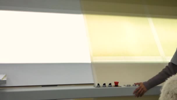 繊維製品 布ランプ バックライト付きの画面上のスライドで カメラが静止 — ストック動画