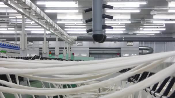 スレッドの生産のためのワーク ショップにおける機械 装置の概要 産業織物工場のインテリア カメラが静止 — ストック動画