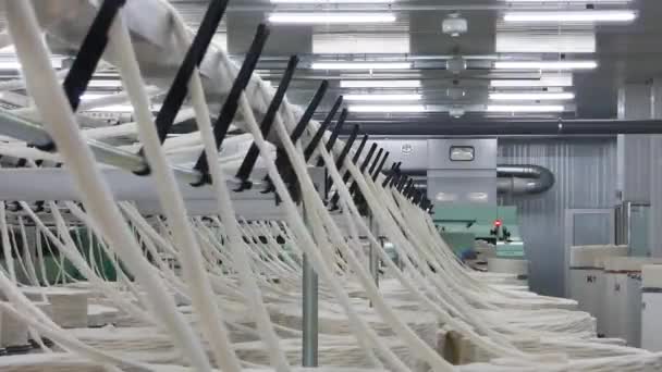 Машины Оборудование Цехе Производству Троек Обзор Интерьер Промышленного Текстильного Завода — стоковое видео