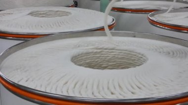 Makine ve donanımları için iş parçacığı, üretim atölyesinde genel bakış. Endüstriyel Tekstil fabrika iç. kamera sabit
