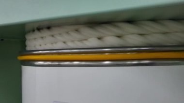 Makine ve donanımları için iş parçacığı, üretim atölyesinde genel bakış. Endüstriyel Tekstil fabrika iç. kamera sabit