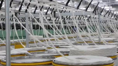 Makine ve donanımları için iplik üretim atölyesinde. Endüstriyel Tekstil fabrika iç. kamera sabit