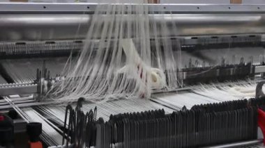 bir tekstil fabrikası, portre dokuma tezgâhı. Endüstriyel kumaş üretim hattı. ekipman hasar. kamera sabit