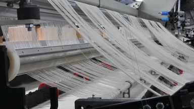 bir tekstil fabrikası, portre dokuma tezgâhı. Endüstriyel kumaş üretim hattı. kamera sabit
