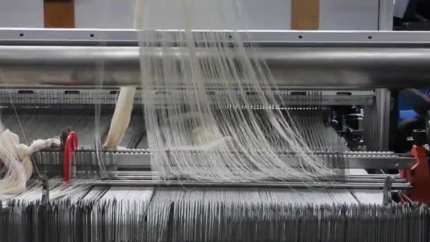 繊維工場 クローズ アップで編む織機は 工業用繊維の生産ライン 機器への損傷 カメラが静止 — ストック動画