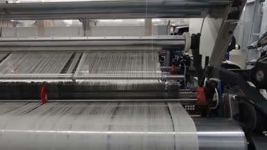 bir tekstil fabrikası, portre dokuma tezgâhı. Endüstriyel kumaş üretim hattı. kamera sabit