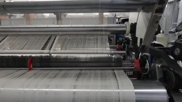 Weven Loom Een Textielfabriek Close Industriële Structuur Productielijn Camera Stilstaat — Stockvideo
