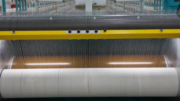 包装機の繊維糸の大きな軸に失敗です 織物工場内機械器具カメラが静止 — ストック動画