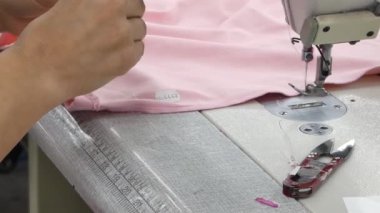 makinedeki closeup terzi giyim konfeksiyon Fabrikası'nda diker. Tekstil Atölyesi. kamera sabit