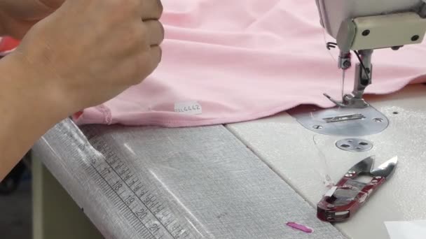 Närbild Sömmerska Maskinen Syr Kläder Plagg Fabrik Textil Workshop Kameran — Stockvideo