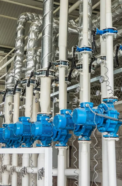 Una Gama Bombas Agua Eléctricas Azules Tuberías Motores Industria — Foto de Stock