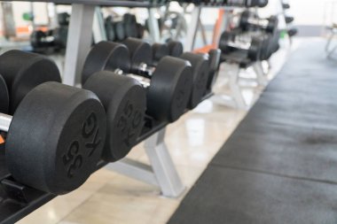 Spor malzemeleri koridorda.