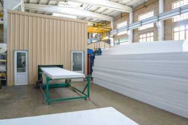 Köpükten sandviç panelleri üretmek için bitki.