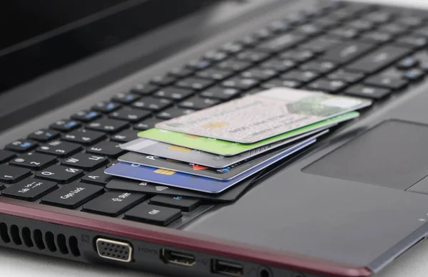 Credit cards on laptop — Stock Photo, Image