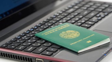 Klavyede Özbekistan pasaportu