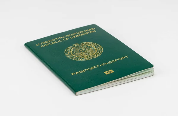 Паспорт Узбекистану на білому тлі — стокове фото