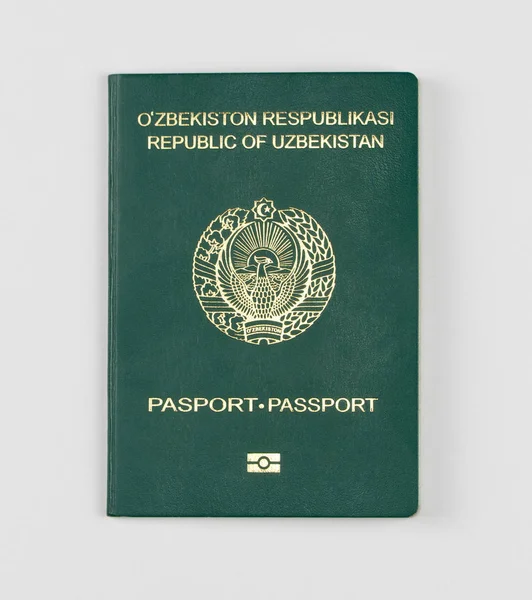 Passaporte do Uzbequistão, sobre fundo branco — Fotografia de Stock