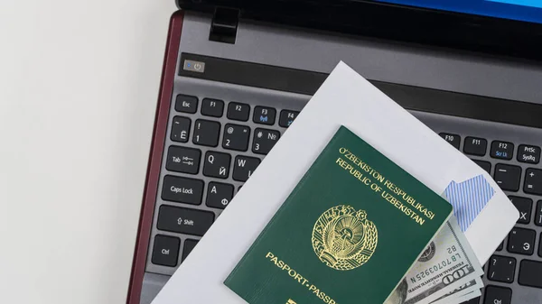 Passaporte do Uzbequistão no teclado — Fotografia de Stock